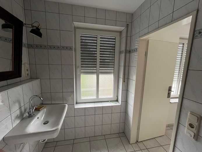 4-Zi-Geschosswohnung, teilmöbeliert mit Dachterrasse – Wannenbad