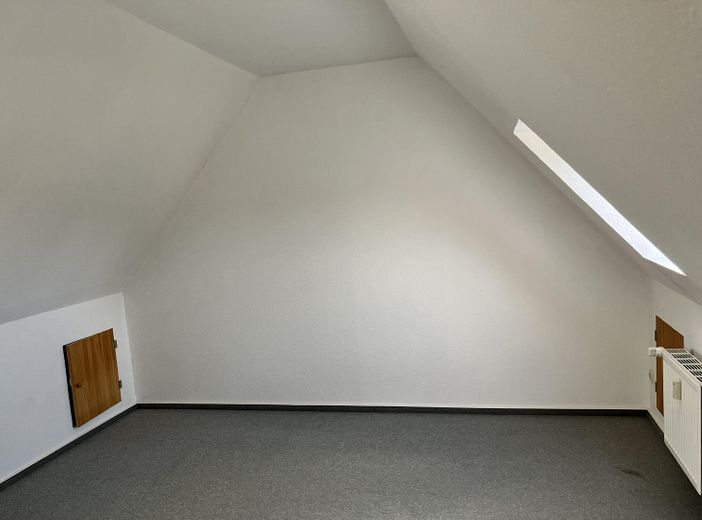 Gepflegtes Reihenhaus in ruhiger Lage zu vermieten – Spitzboden