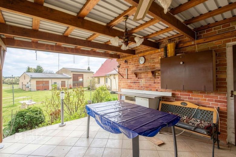 Casa residenziale solida con ampi locali accessori – ideale per artigianato e hobby – Überdachte Terrasse im Garten
