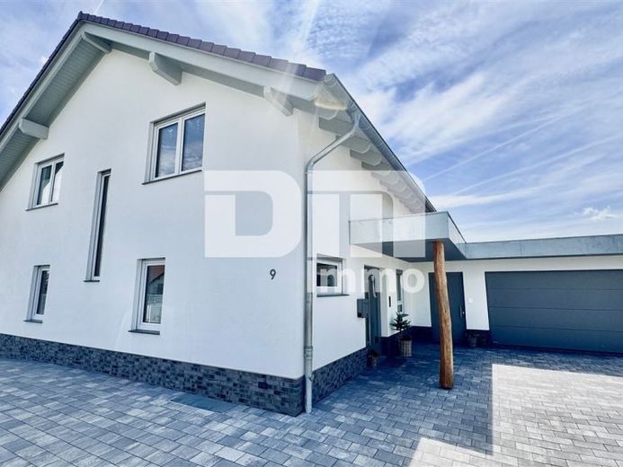 Exklusiver Neubautraum mit Premium-Ausstattung, großer Terrasse und Doppelgarage – Photo 1