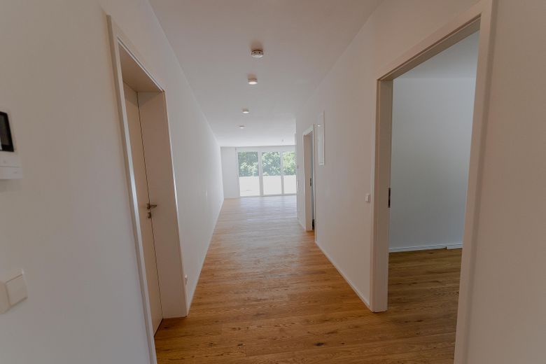145 m² come nuovi con 2 terrazze sul tetto, cucina componibile e posto auto interrato – nuova ferrovia per Stoccarda – Flur