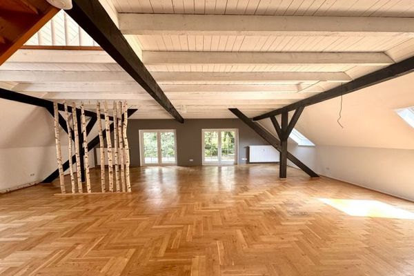 Düsseldorf-Hubbelrath'taki tarihi malikânede 159 m²'lik olağanüstü dubleks daire