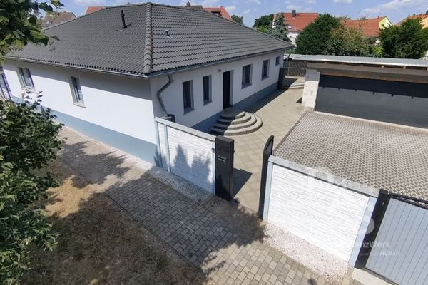 Bungalow moderno con garage doppio, ampio terreno e dotazioni di alta qualità