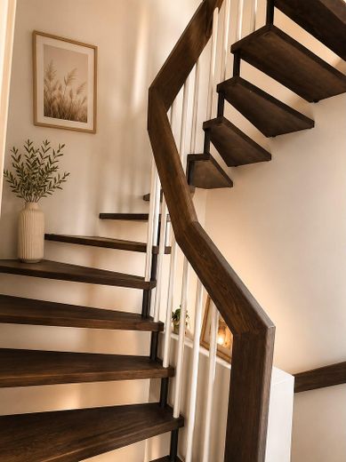Zuhause beginnt hier in 22885 Basbüttel Stellau – Treppe