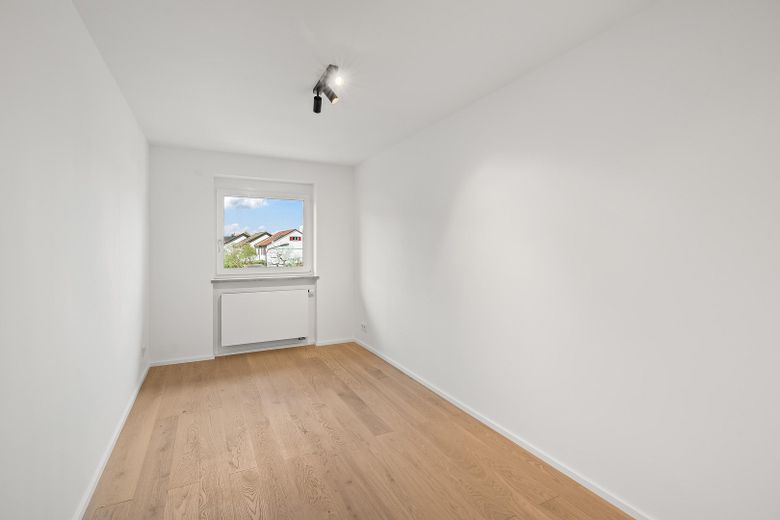 Exklusiv modernisierte 4-Zimmer-Wohnung mit Balkon in ruhiger Wohnlage – Erstbezug – Kinderzimmer/Büro