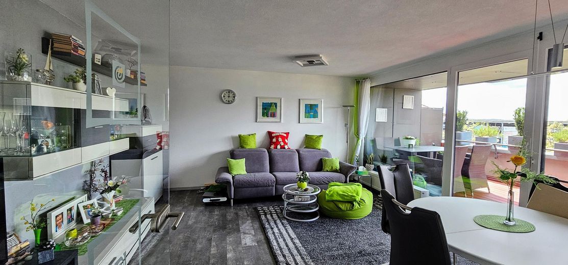 Zentrumsnahe, hochwertige, helle und ruhige 2 Zimmer Penthouse - Wohnung mit Aufzug – Wohnzimmer