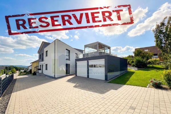 Joven, de alta calidad y energéticamente eficiente: moderno y confortable apartamento de 5 habitaciones con jardín, garaje y plaza de aparcamiento en una zona residencial muy solicitada de Donaueschingen – ¡ubicación privilegiada!