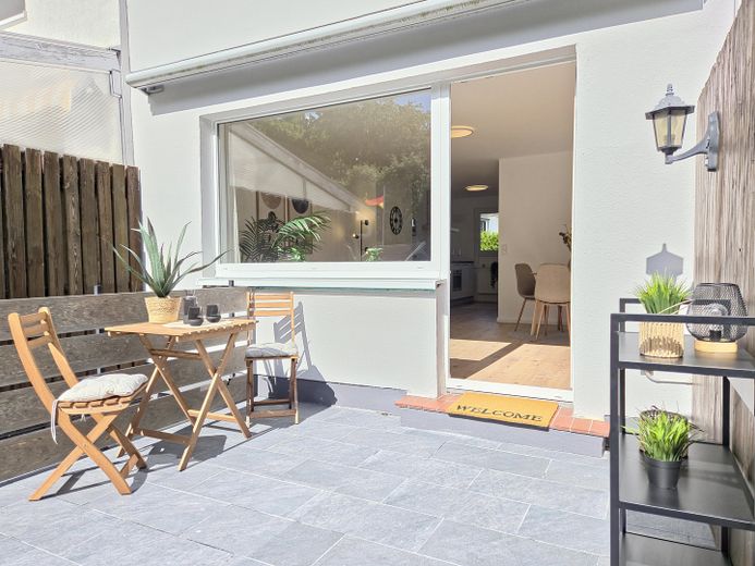 Terrasse mit Blick zum Haus