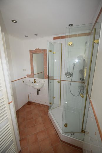 Provisionsfrei! Zweifamilienhaus, großer Sonnengarten – kleines Duschbad  1. OG