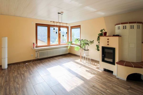 Maison d’habitation élégamment modernisée, située dans un quartier résidentiel calme, offrant une magnifique vue panoramique sur Calmbach.