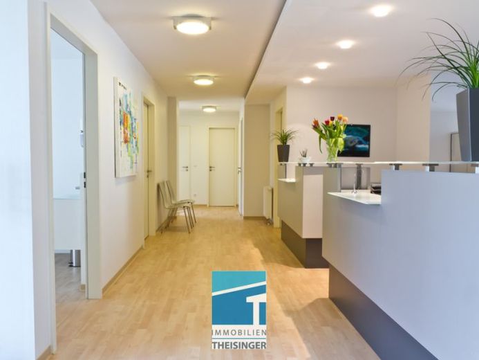 Helle Büro-oder Praxisfläche mit Parkplätzen in Kösching – Foto 1