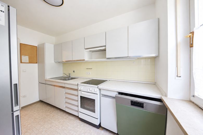 Ruhige 3-Zimmer-Wohnung in Harlaching mit zwei Balkonen und Grünblick – Separate Küche mit Fenster