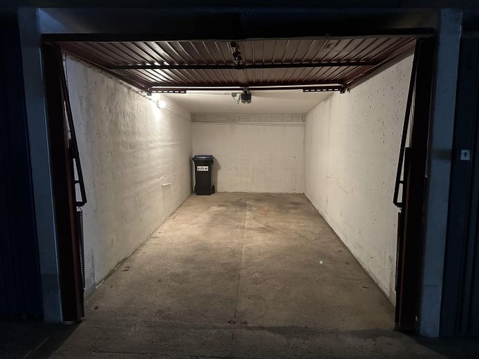 Modernisierte 3-Zimmer-Wohnung mit Einbauküche, Balkon & Blick ins Grüne – Garage