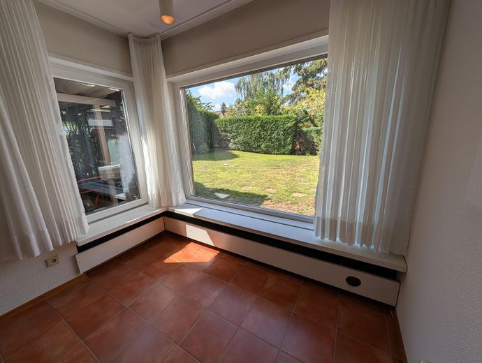 Bungalow de arquitecto con piscina cubierta en Limburgerhof – Wohnzimmer Leseecke