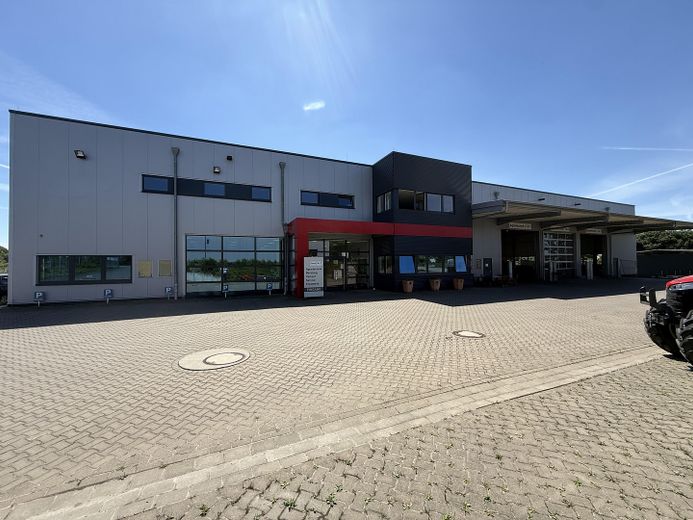 Modernes Technikcenter mit Ausstellungshalle und großem Grundstück direkt an der B444 – Frontansicht Haupteingang