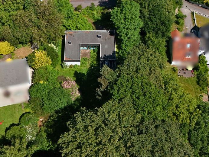 Absolute Rarität: Bungalow in Schildgen mit 6.612 m² Grundstück in direkter Waldrandlage – Luftaufnahme Rückseite