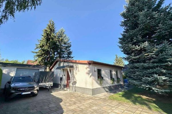 Dziś biuro, jutro dom – Urokliwy bungalow z dużym potencjałem w Berlinie-Karow