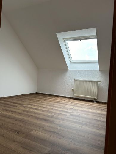 Schöne 2-Zi-Wohnung m.Balkon,Grün-& Blicklage,Kfz-Stellplatz,Keller.Am Schäfersberg-Niedernhausen – Schlafzimmerblick vom Flur aus