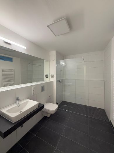 Neubau! 1-Zimmer möbliert mit EBK + Balkon + Abstellkammer + Waschmaschinenanschluss in Adlershof! – Badezimmer
