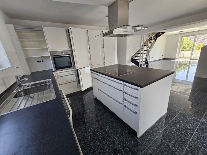 Großzügige Maisonette im Architektenhaus mit Kamin, Balkon & Albblick – ideal für 1–2 Personen – Kochinsel (1. OG)