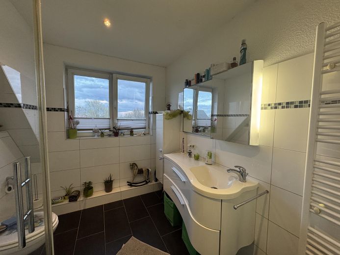 modernisiertes Ein-/Zweifamilienhaus mit Feldblick - PROVISIONSFREI – Badezimmer OG