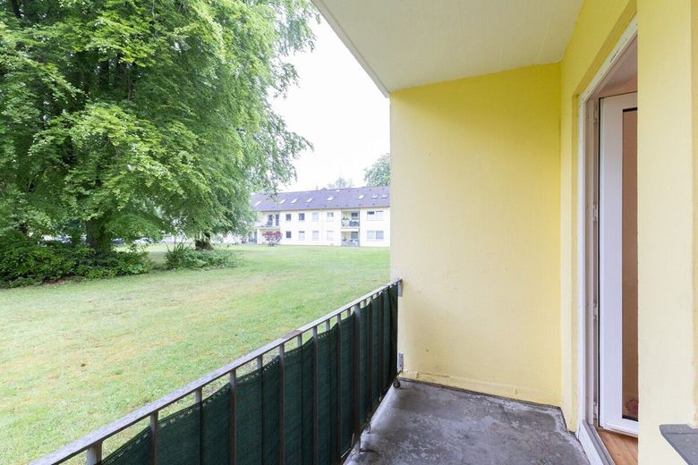 Erdgeschosswohnung - sofort bezugsfertig und leerstehend – Balkon