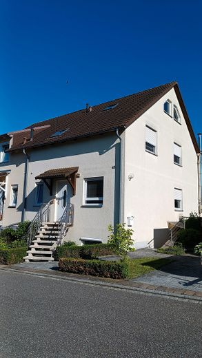 Komisyonsuz: Niefern-Öschelbronn’da bahçeli ikiz ev – Hausansicht Straßenseite