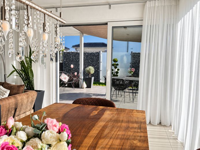 Winkelbungalow mit Sonnenterrasse und großzügigem Wohnambiente – Essbereich 4
