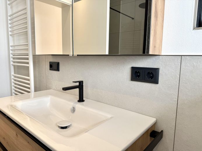 Waschtisch und Spiegelschrank