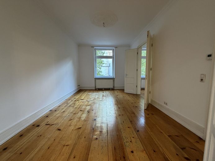 Appartement ancien de 3,5 pièces dans le Nordend avec balcon, cuisine équipée et plafonds de 3 m de hauteur – Zimmer 1