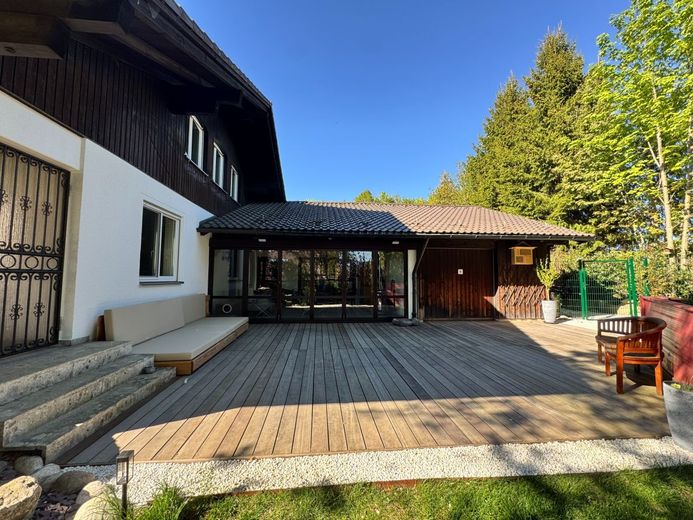 Traumhaftes Einfamilienhaus mit Einliegerwohnung in Grabenstätt – Terrasse
