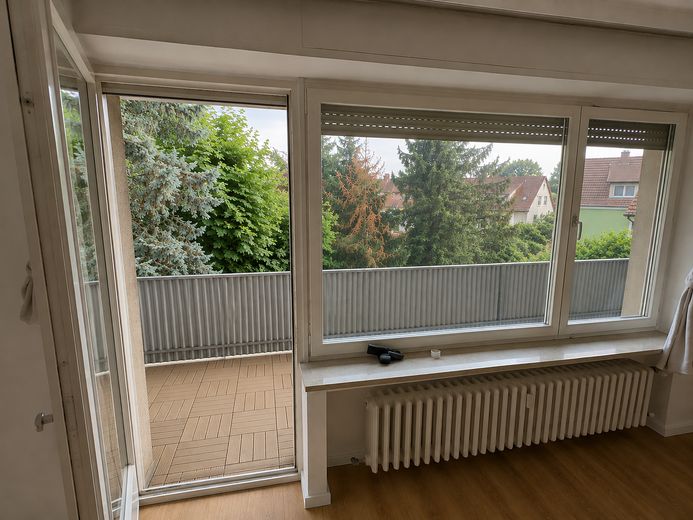 Frisch renoviertes Apartment mit neuer Einbauküche und Balkon – Balkon