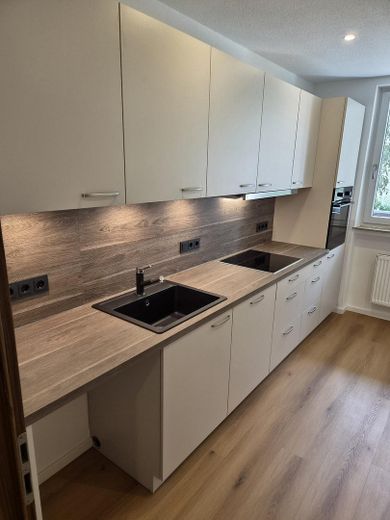 Erlangen-Frauenaurach’ta ankastre mutfaklı, yeni yenilenmiş 2 odalı daire – Küche Bild 2