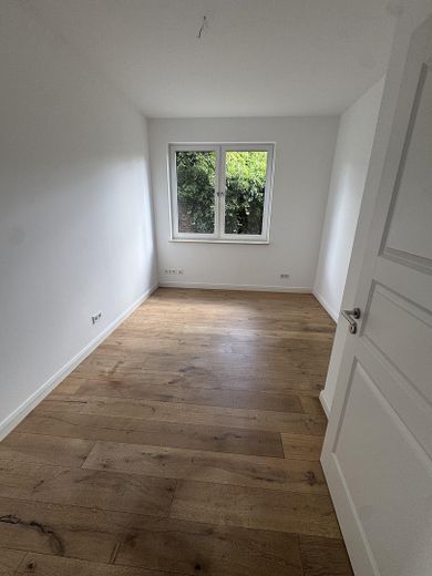 Traumhafte 4 Raumwohnung mit großem Garten in einer Villa – Foto 13