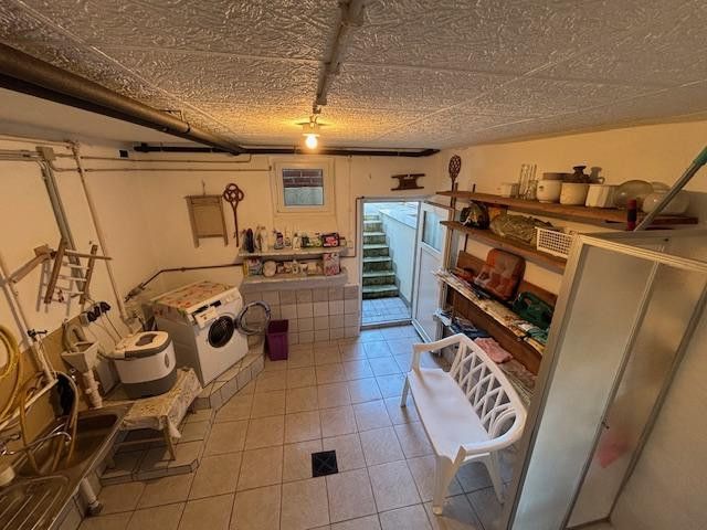 Reihenendhaus, unterkellert mit Nebengelass und Garten – Kellerraum mit Gartausgang