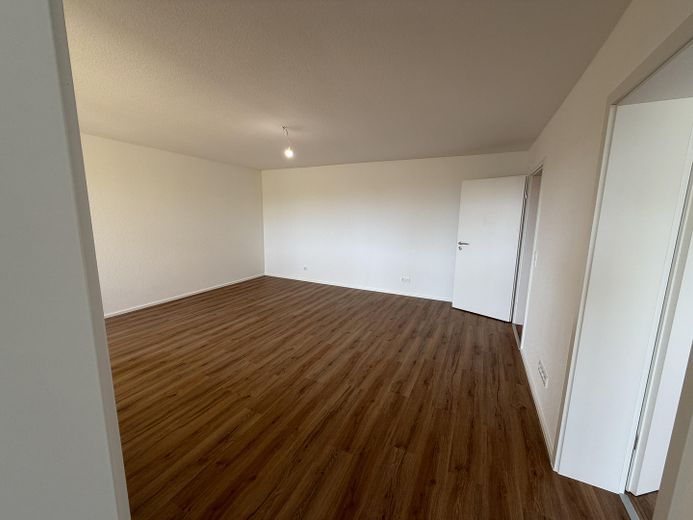 Wiesbaden-Medenbach'ta iki balkonlu yenilenmiş 2 odalı daire – Wohnzimmer