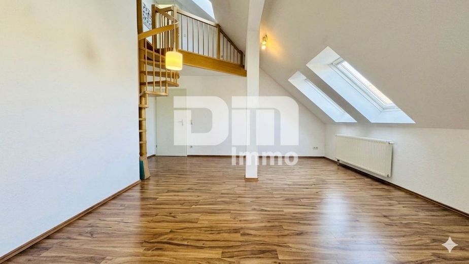 (R)ezerwacja!Zadbane mieszkanie dwupoziomowe z pracownią, 2 balkonami i miejscem parkingowym – Ebene 1 Wohn / Esszimmer / Zugang Balkon