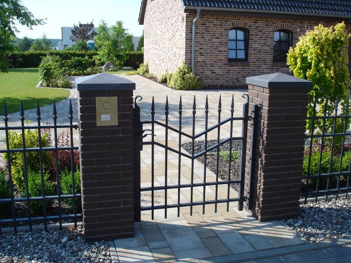 Pforte mit Sprechanlage vorne