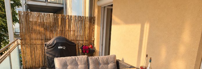 Honest and commission-free: large 3-4-room apartment with spacious balcony & parking space – Balkon_1