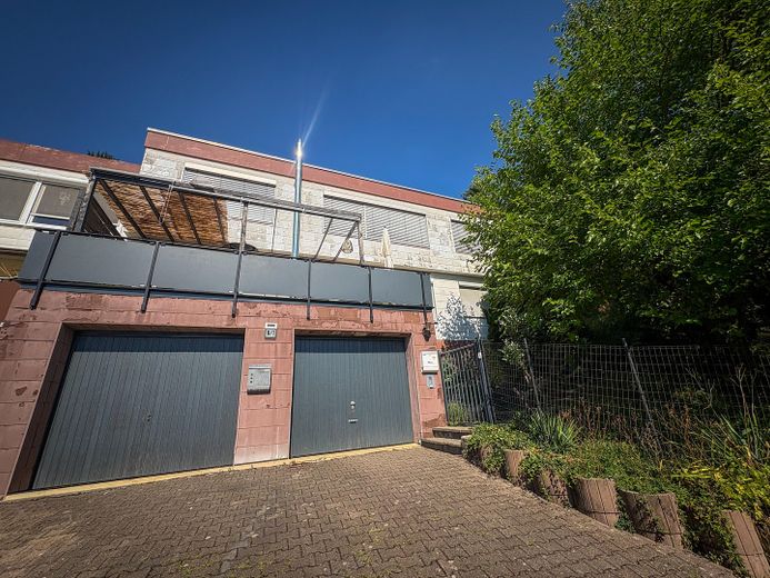 Provisionsfrei - Wohnen wie im eigenen Haus: 120m² mit Garten, Traum-Weitblick & Wellness-Faktor – Aussenansicht