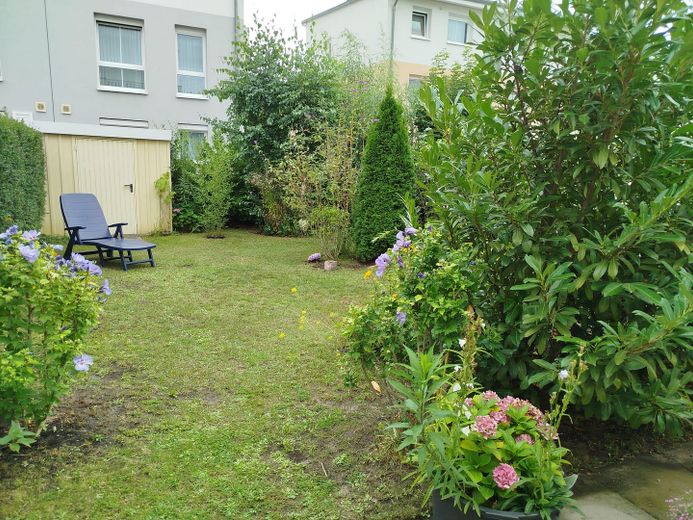 Family-friendly modern semi-detached house in a quiet development on the Havel – Garten und Gartenhaus