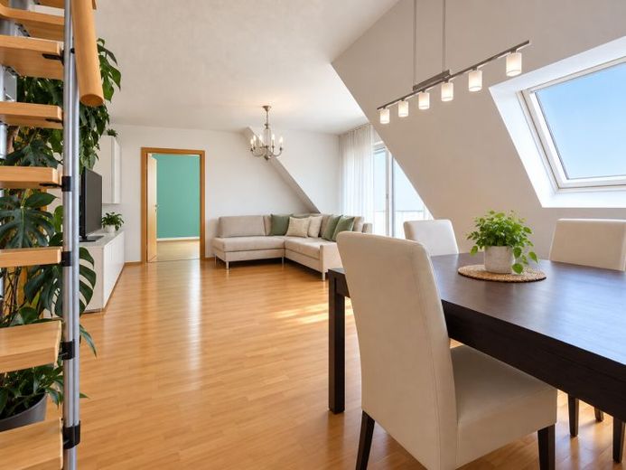 Dachgeschoss mit Charme: 2-Zimmer-Wohnung mit Balkon & ca. 15 m² ausgebautem Dachboden in guter Lage – Foto 1