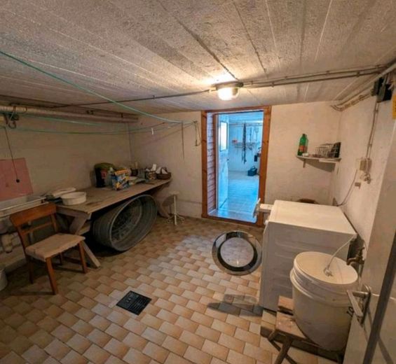 Ruhiges Einfamilienhaus freistehend mit großem Garten und Garagen – Photo 12