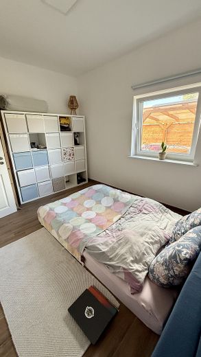 Jak nowy drewniany bungalow klasy A+ w pobliżu Eidery – ogród, widok na pola, bez prowizji – Nordseite Schlafzimmer