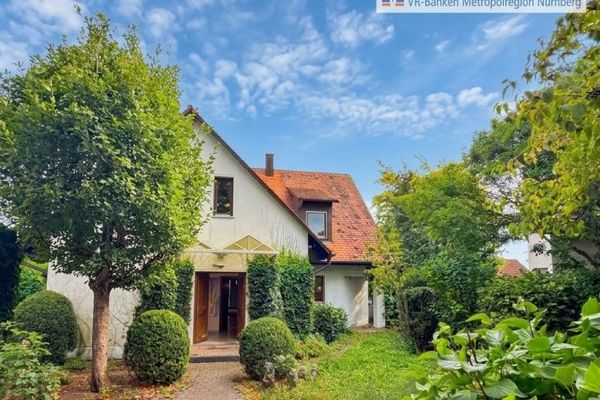 Casa progettata da un architetto, ben tenuta, con garage doppio e giardino, in posizione tranquilla in un cul-de-sac