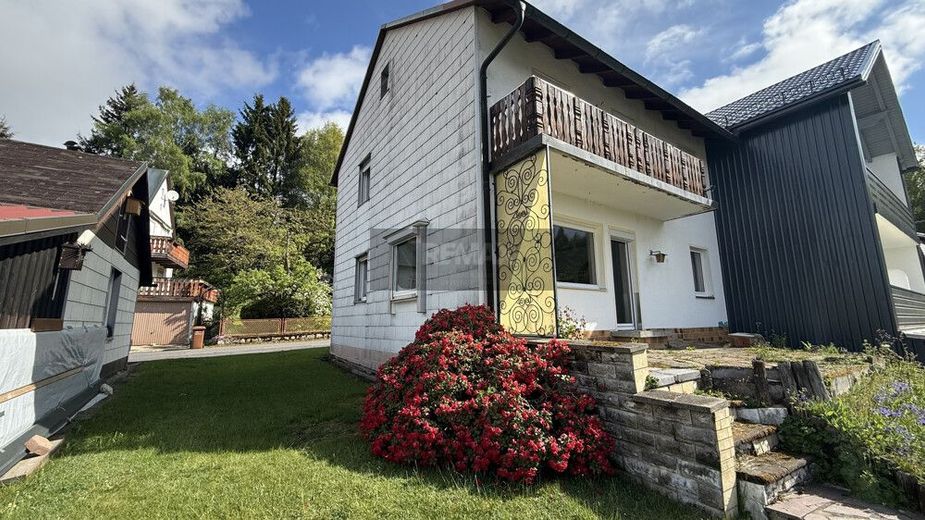 Charmante Doppelhaushälfte mit Gartenidylle und traumhafter Aussicht in Fichtelberg – Bild 2