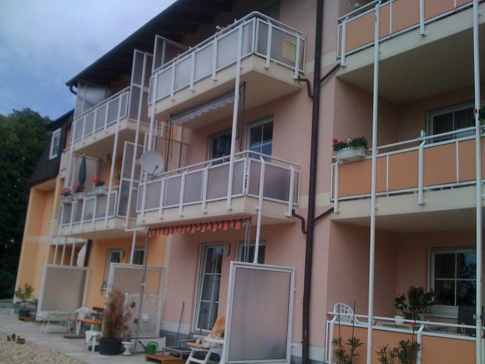 Komplett neu renovierte 2-Zimmer Wohnung im 1.OG mit Balkon – Balkone