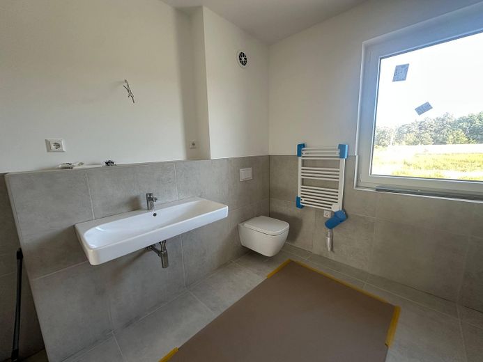 Neubau-Doppelhaushälfte (5 Zi.) mit Garten & Stellplatz – nur noch 1 verfügbar | nahe Berlin/Potsdam – Badezimmer