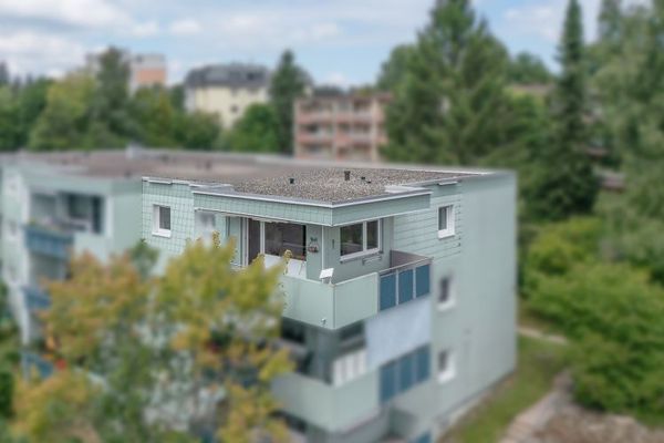 Güneş alan ve sakin konumda, hayranlık uyandıran Kara Orman manzaralı 4 odalı daire