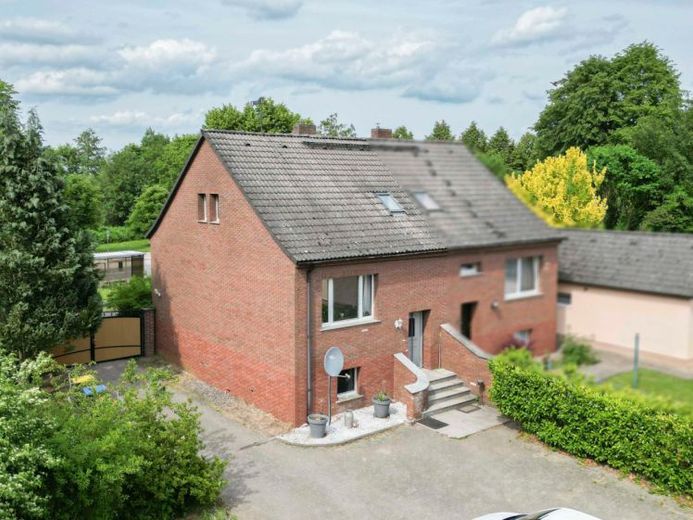Vermieten oder bewohnen am Wasser - Doppelhaushälfte mit großem Grundstück in Wesenberg – फोटो 1